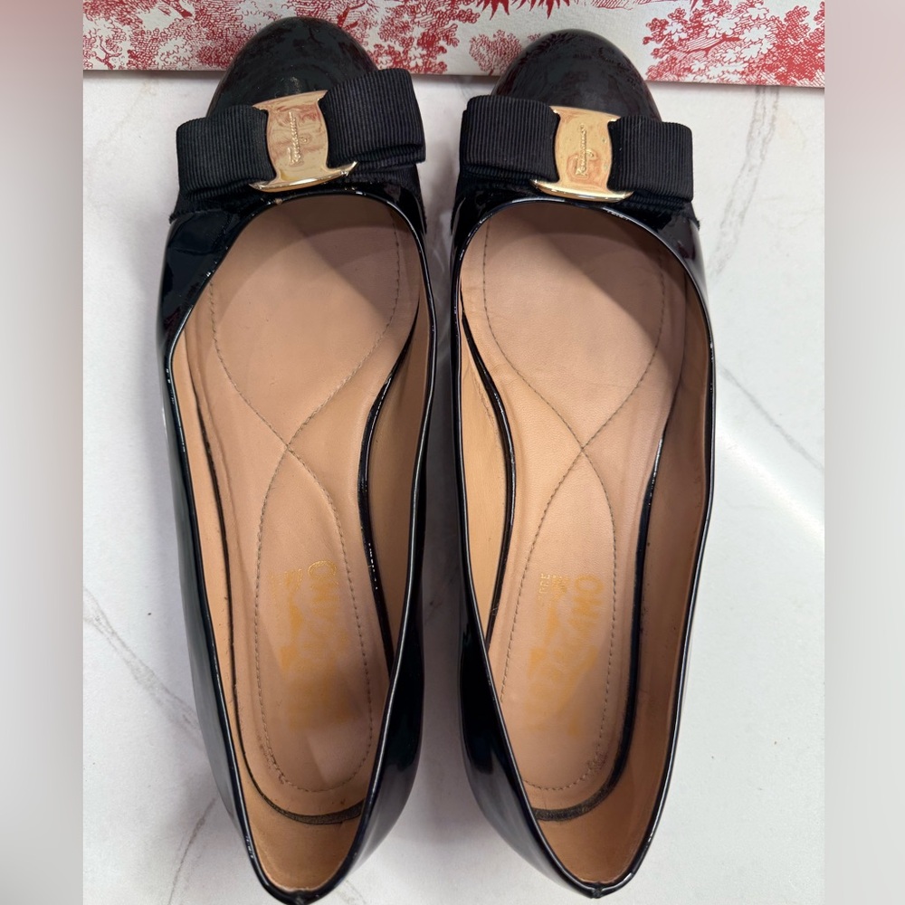 Salvatore Ferragamo Varina Black Patent Leather Ballet Flats, Size 8.5 - Picture 5 of 7